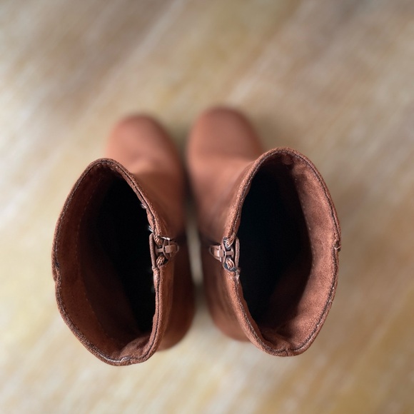 Mari A. Ankle bootie 8M chestnut 4 inch faux suede heels - Picture 5 of 8
